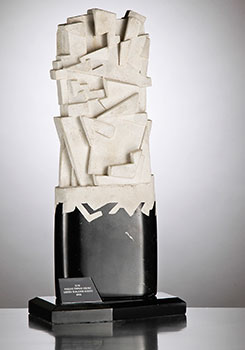 la imagen muestra el trofeo que reciben los ganadores del concurso de obras cemex